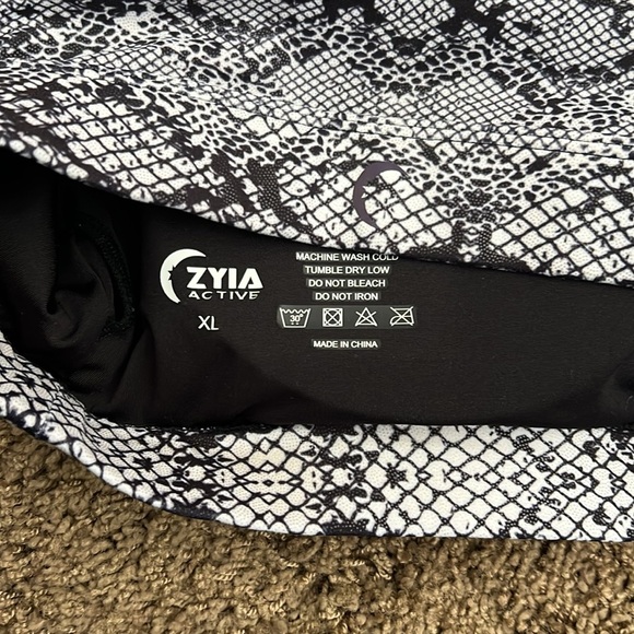 Zyia Light and Tight Cobra Sports Bra - Picture 3 of 3